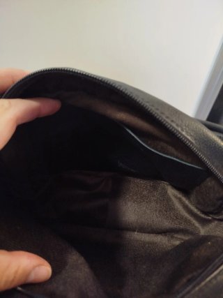 Bolso negro con cadena dorada CUERO