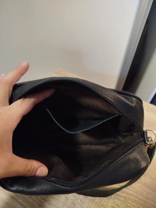 Bolso negro con cadena dorada CUERO