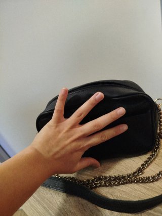 Bolso negro con cadena dorada CUERO
