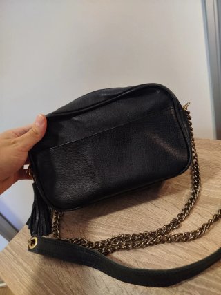 Bolso negro con cadena dorada CUERO