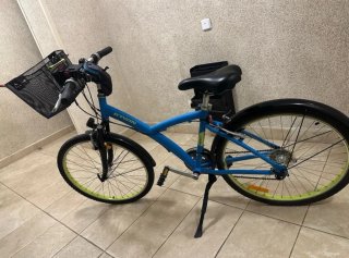 Bicicleta BTWIN hibrida  azul con cesta