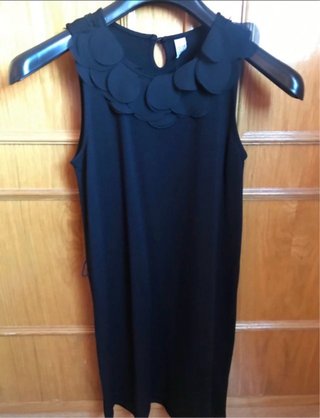 Vestido negro Zara con cuello adornado