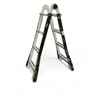 ESCALERA DE ALUMINIO DE 14 PELDAÑOS BLANCO Y NEGRO