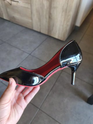 Zapatos de tacón negros y rojos
