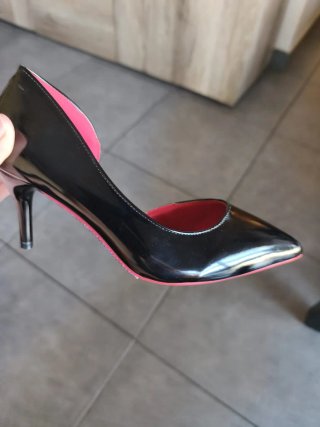 Zapatos de tacón negros y rojos