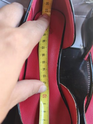 Zapatos de tacón negros y rojos