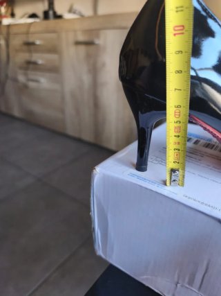 Zapatos de tacón negros y rojos