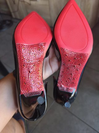 Zapatos de tacón negros y rojos