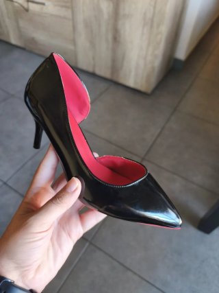 Zapatos de tacón negros y rojos