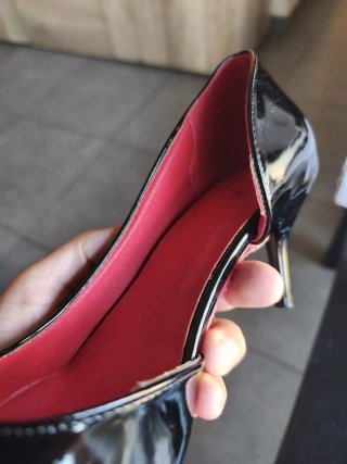 Zapatos de tacón negros y rojos
