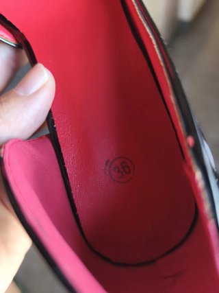 Zapatos de tacón negros y rojos