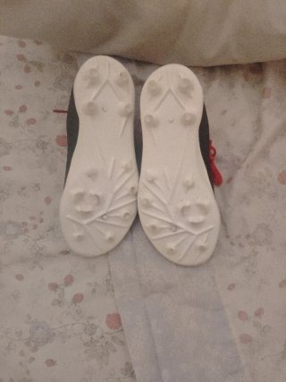 Tenis de fútbol negros y rojos