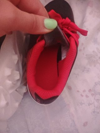Tenis de fútbol negros y rojos