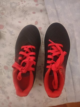 Tenis de fútbol negros y rojos