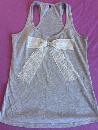 Camiseta gris con lazo blanco talla M