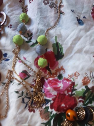 Blusa floral blanca con collar