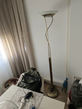 Lámpara de pie dorada y cristal