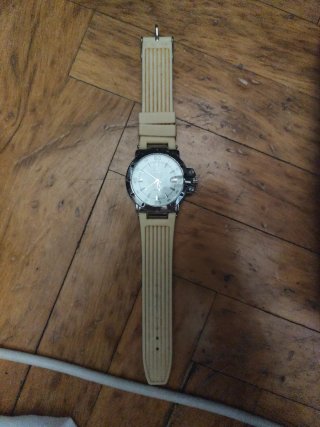Reloj beige y plateado sin pila