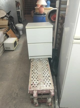 Mueble de mesita blanco