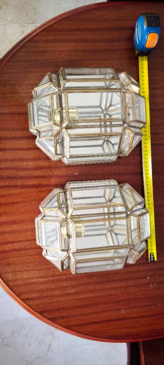Lámparas de techo y apliques de pared.