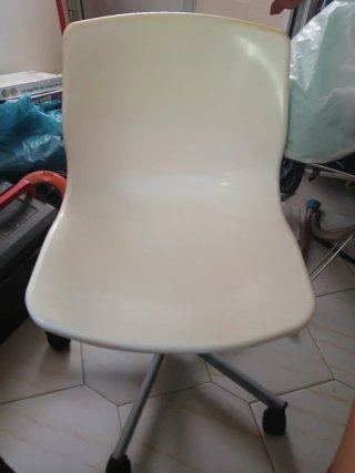 Sedia da ufficio bianca con ruote