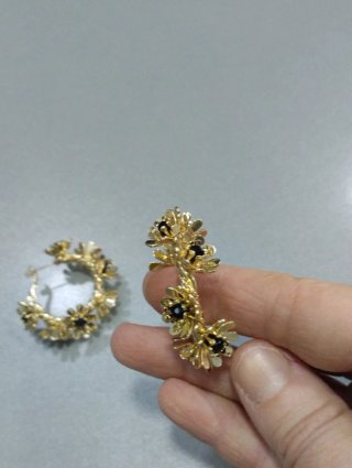 A596 Orecchini cerchio fiore stilizzato inox oro