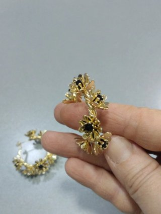 A596 Orecchini cerchio fiore stilizzato inox oro
