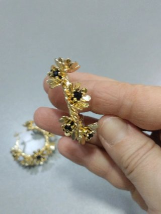 A596 Orecchini cerchio fiore stilizzato inox oro