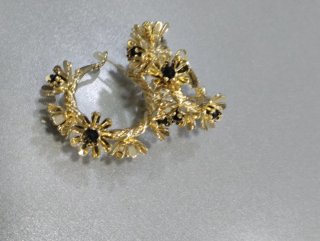 A596 Orecchini cerchio fiore stilizzato inox oro