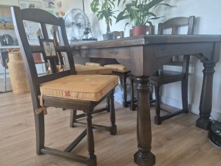 Mesa de comedor y sillas rústicas