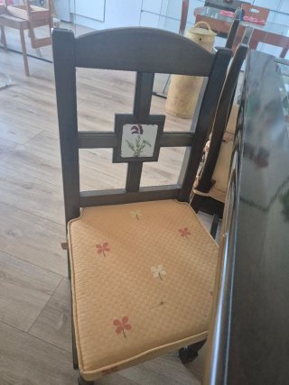 Mesa de comedor y sillas rústicas