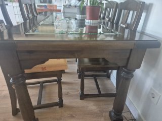 Mesa de comedor y sillas rústicas