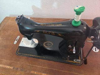 Máquina de coser Alfa antigua