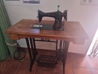 Máquina de coser Alfa antigua