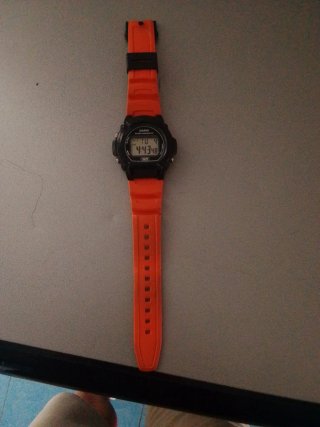Reloj Casio WR Naranja y Negro