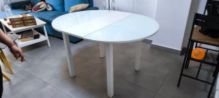 Mesa redonda blanca, se abre. Regalamos 2 sillas.