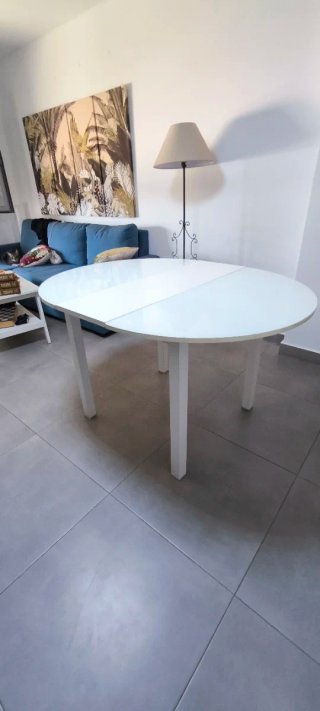 Mesa redonda blanca, se abre. Regalamos 2 sillas.