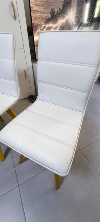 Mesa redonda blanca, se abre. Regalamos 2 sillas.