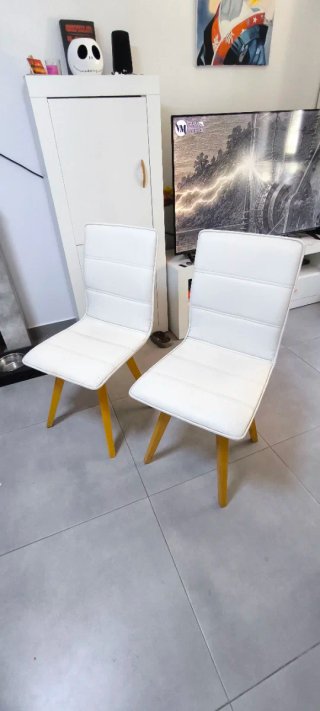 Mesa redonda blanca, se abre. Regalamos 2 sillas.