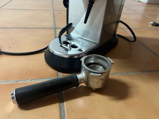 Cafetera DeLonghi Brazo modelo Dedica EC685.M