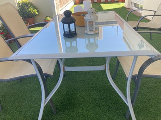 Mesa, sillas y reposapiés de jardín