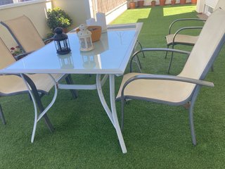 Mesa, sillas y reposapiés de jardín
