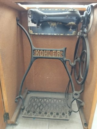 Máquina de Coser Antigua Köhler con Armario