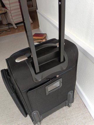 Maleta de viaje negra con ruedas