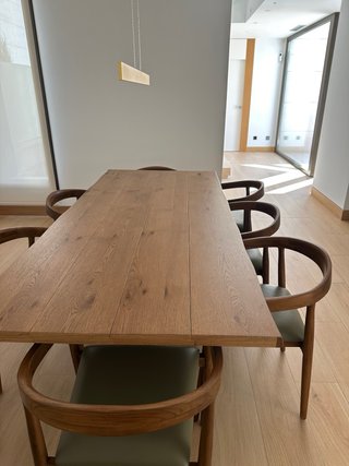 Mesa de comedor de madera y cuero
