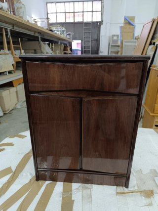 Mueble de madera barnizado