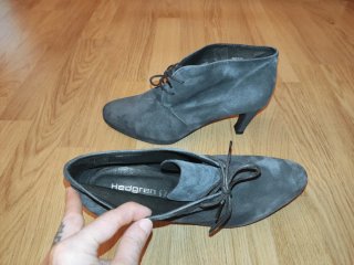 Botines caña baja de ante con cordones