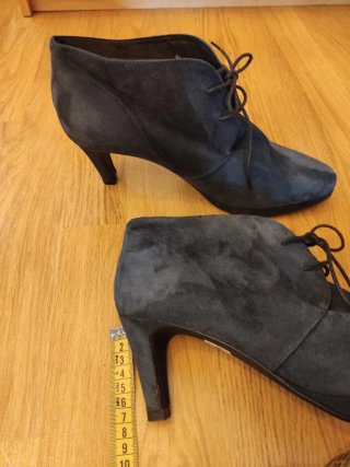Botines caña baja de ante con cordones