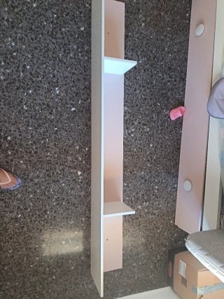 Estantería de pared de madera blanca y rosa