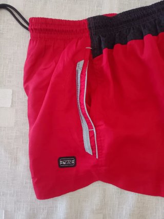 Pantalón corto deportivo rojo